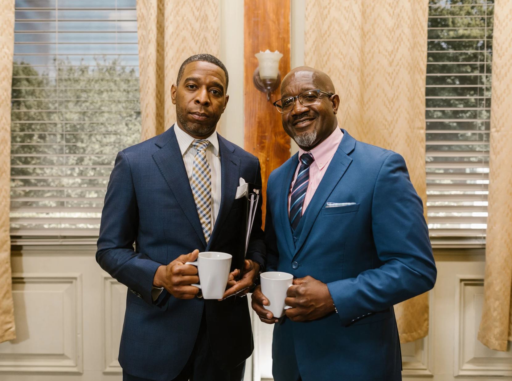 Virtual bespoke suit service for professionals worldwide